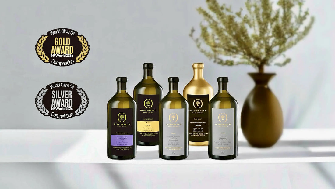5 Flasche testsieger olivenöl auf dem weißen tisch mit kleinem olivenbaum
