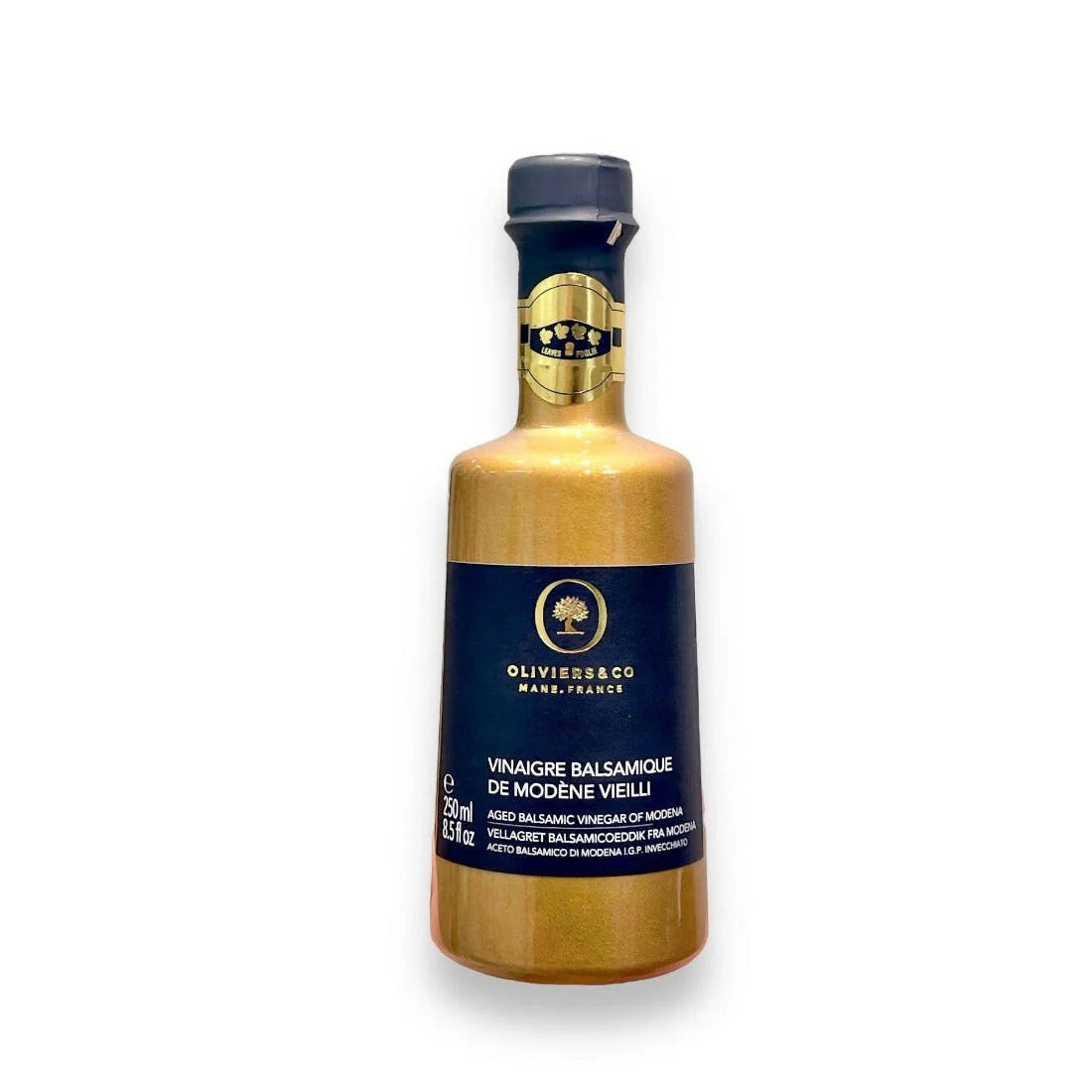 Flasche Balsamico-Essig aus Modena von Oliviers & Co mit goldener Etikette. Die Flasche steht auf einem weißen Hintergrund, wobei die edle Verpackung und das hochwertige Design des Produkts hervorgehoben werden. Der Balsamico ist für seinen intensiven Geschmack und seine erstklassige Qualität bekannt.
