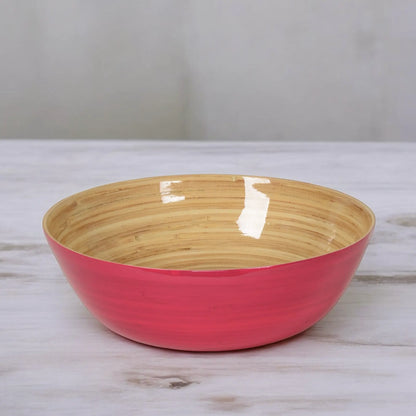 Fuchsiafarbene Bambus-Salatschüssel auf einem hellen Holztisch, minimalistisches Design für eine stilvolle und nachhaltige Küchenausstattung.
