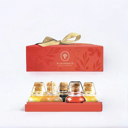 Elegante Olivenöl Essig Geschenk Box BEST für Weihnachten von Oliviers & Co, präsentiert in einer festlichen roten Verpackung mit fünf hochwertigen Fläschchen Olivenöl und Essig.