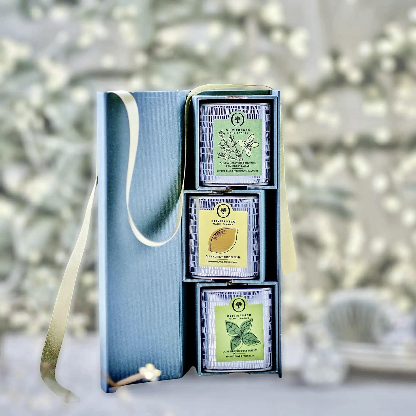 Elegante Olivenöl-Geschenkbox mit drei verschiedenen Sorten Olivenöl, stilvoll in einer blauen Box verpackt. Perfektes Geschenk für Feinschmecker, bestehend aus Olivenöl mit Kräutern der Provence, Olivenöl mit Zitrone und Olivenöl mit Basilikum. Ideal für hochwertige Geschenke zu Weihnachten oder besonderen Anlässen.