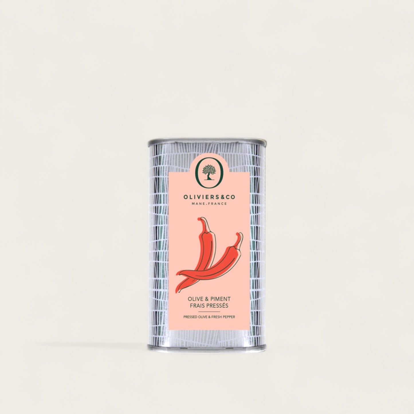 Eine silberne Dose mit einer beigen Etikette, auf der das Logo von Oliviers & Co zu sehen ist. Darunter steht 'OLIVE & PIMENT FRAIS PRESSÉS' (Oliven und frischer Chili gepresst). Auf dem Etikett sind zwei stilisierte rote Chilischoten abgebildet.