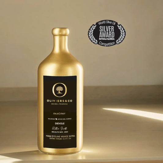 Flasche Testsieger-Olivenöl aus Italien im Olivenöltest. Die Flasche steht vor einem neutralen Hintergrund und präsentiert das Etikett des preisgekrönten Olivenöls, bekannt für seinen exquisiten Geschmack und seine erstklassige Qualität.
