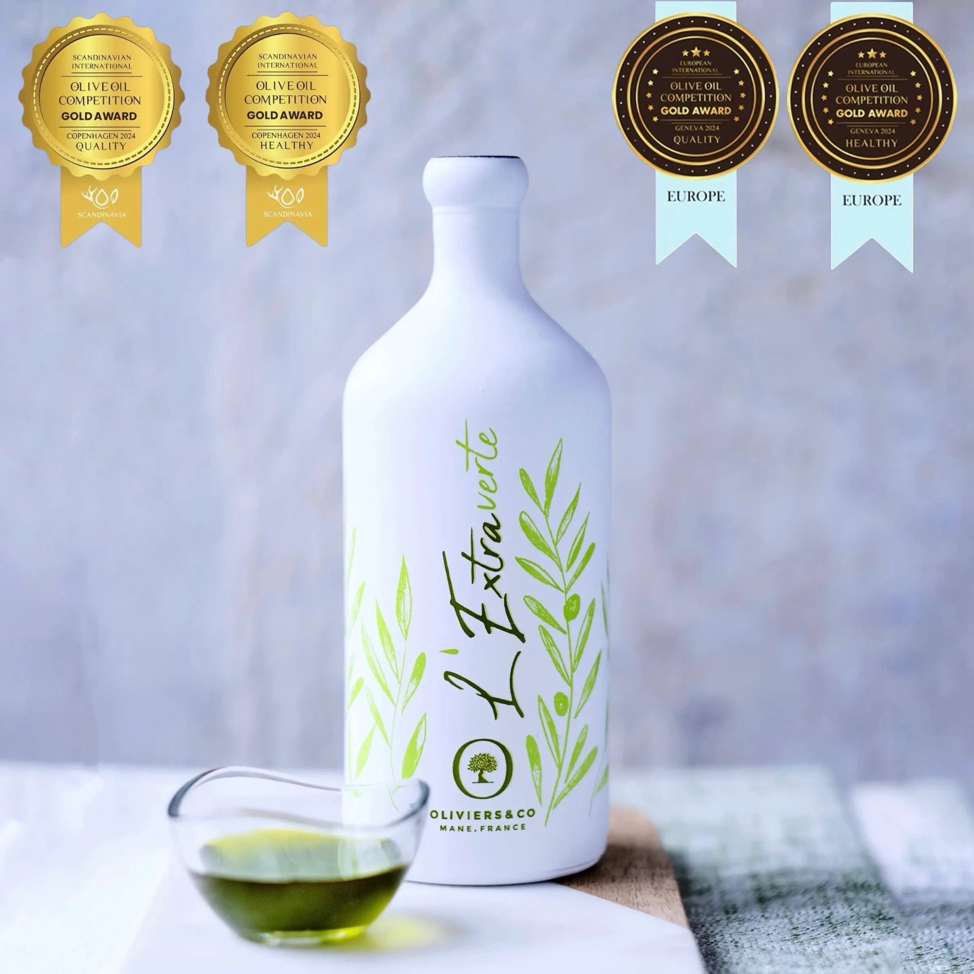 Flasche Testsieger-Olivenöl aus Italien im Olivenöltest 2024. Die Flasche steht vor einem neutralen Hintergrund und präsentiert stolz das Etikett des ausgezeichneten Olivenöls, das für seinen exquisiten Geschmack und seine hohe Qualität ausgezeichnet wurde.